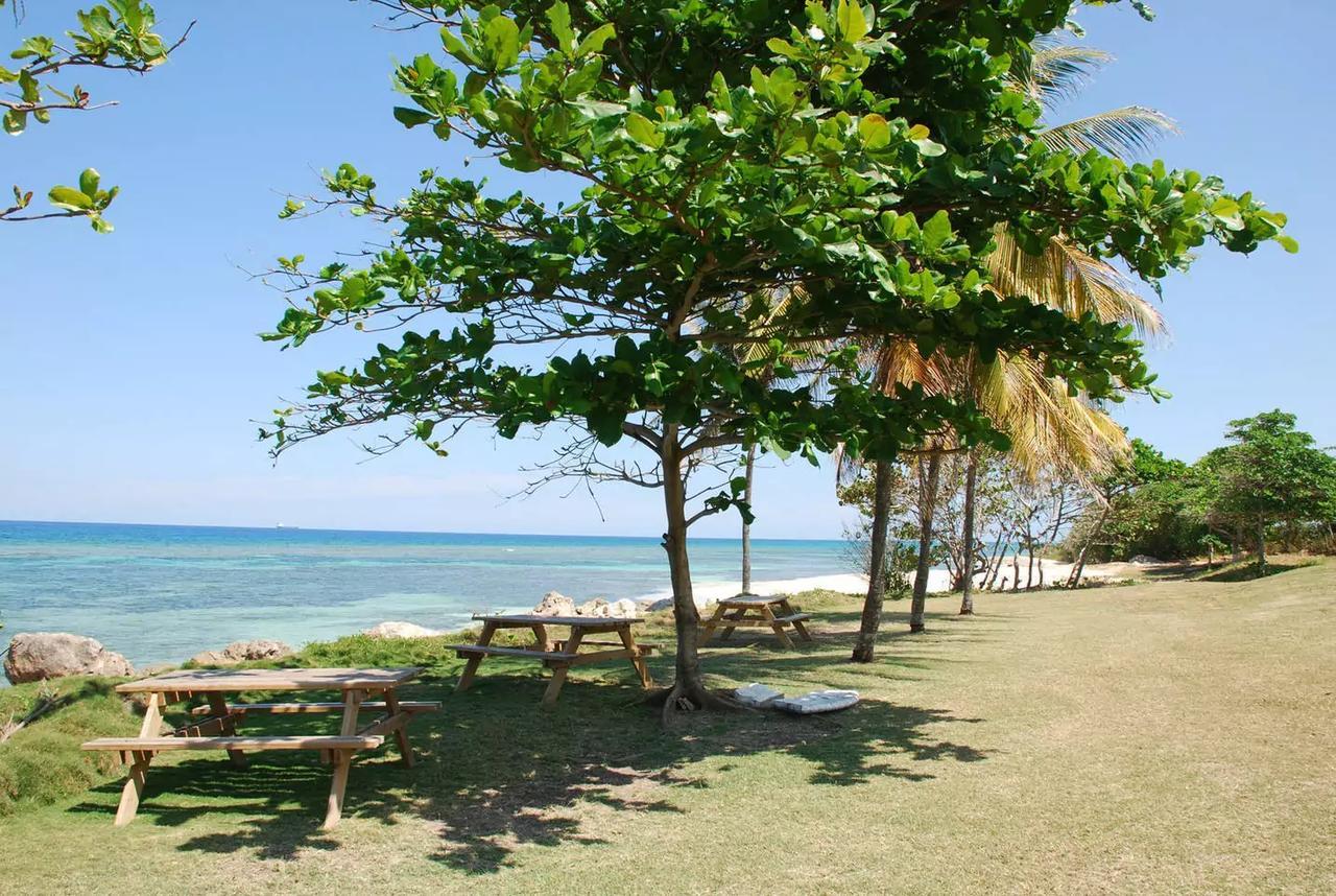 Family Complex Beside Beach W/Pool Montego Bay #1 المظهر الخارجي الصورة